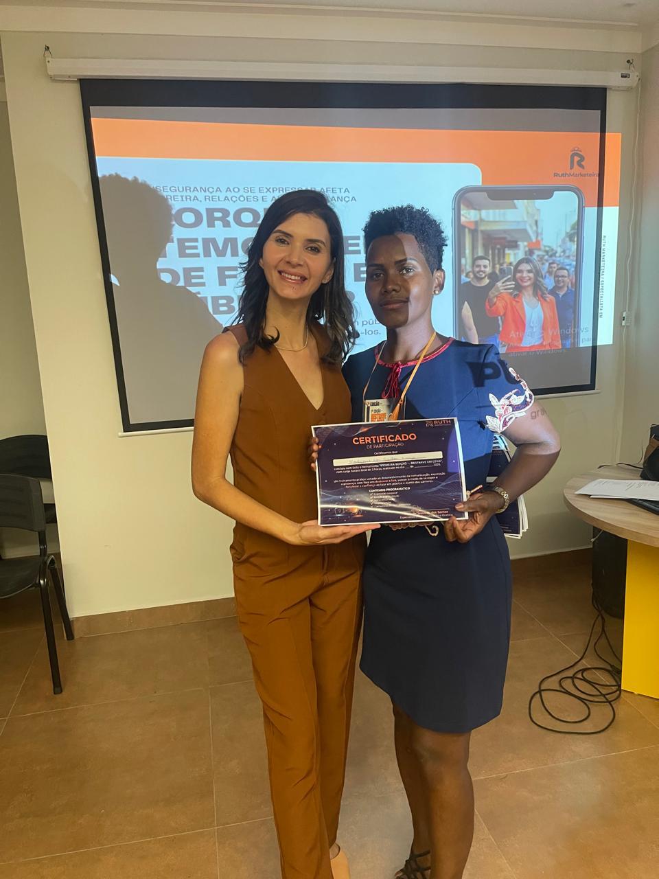 Ruth Marketeira com aluna da 1ª edição segurando o certificado