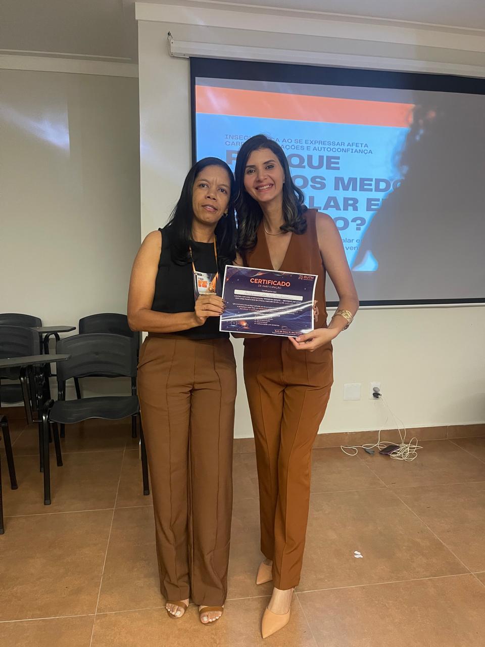 Ruth Marketeira com aluna da 1ª edição segurando o certificado