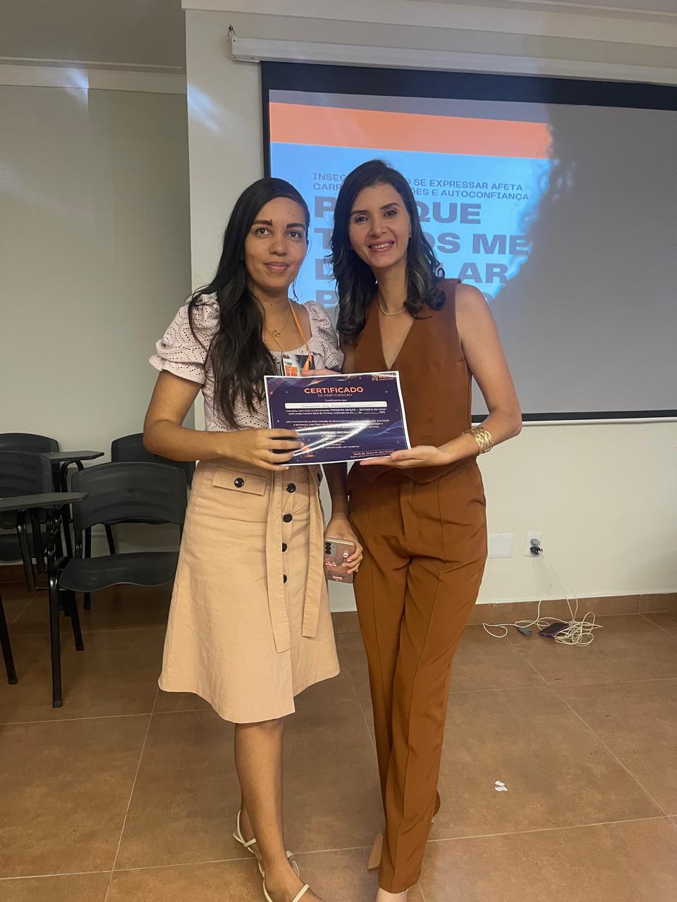 Ruth Marketeira com aluna da 1ª edição segurando o certificado