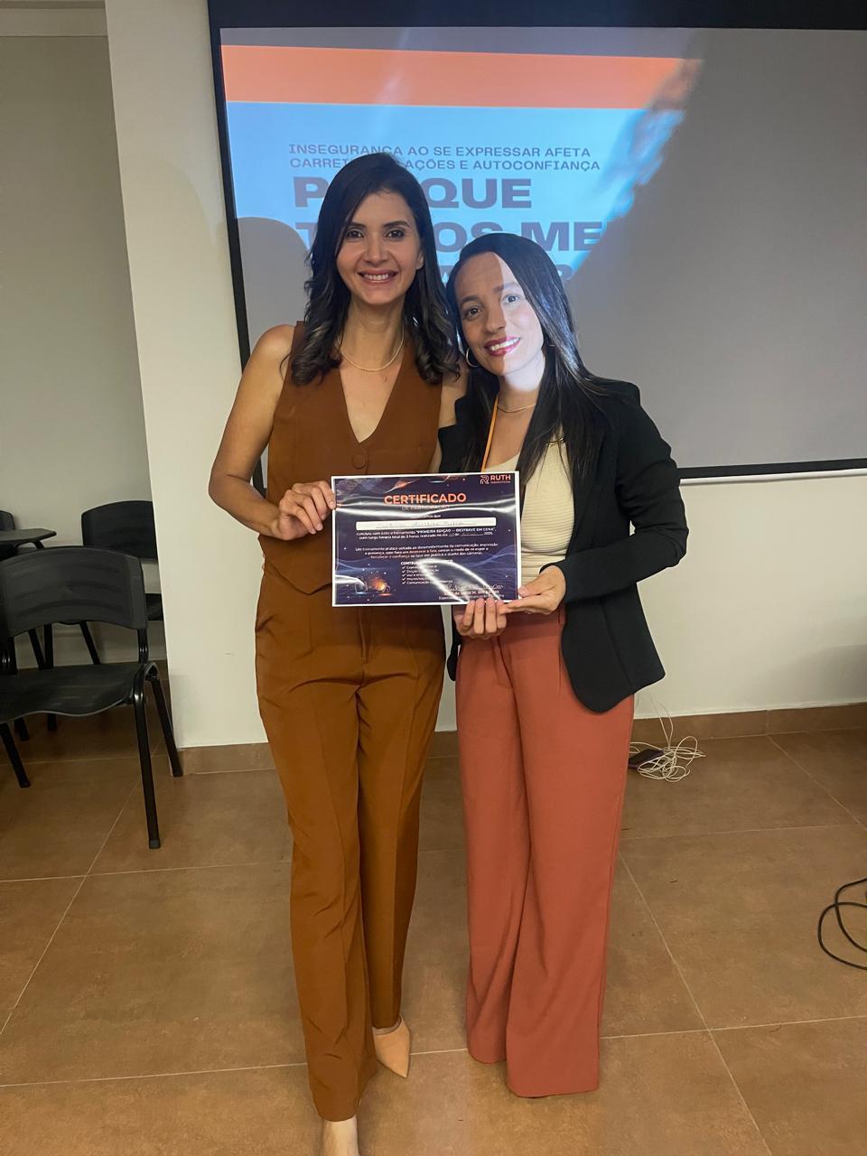 Ruth Marketeira com aluna da 1ª edição segurando o certificado