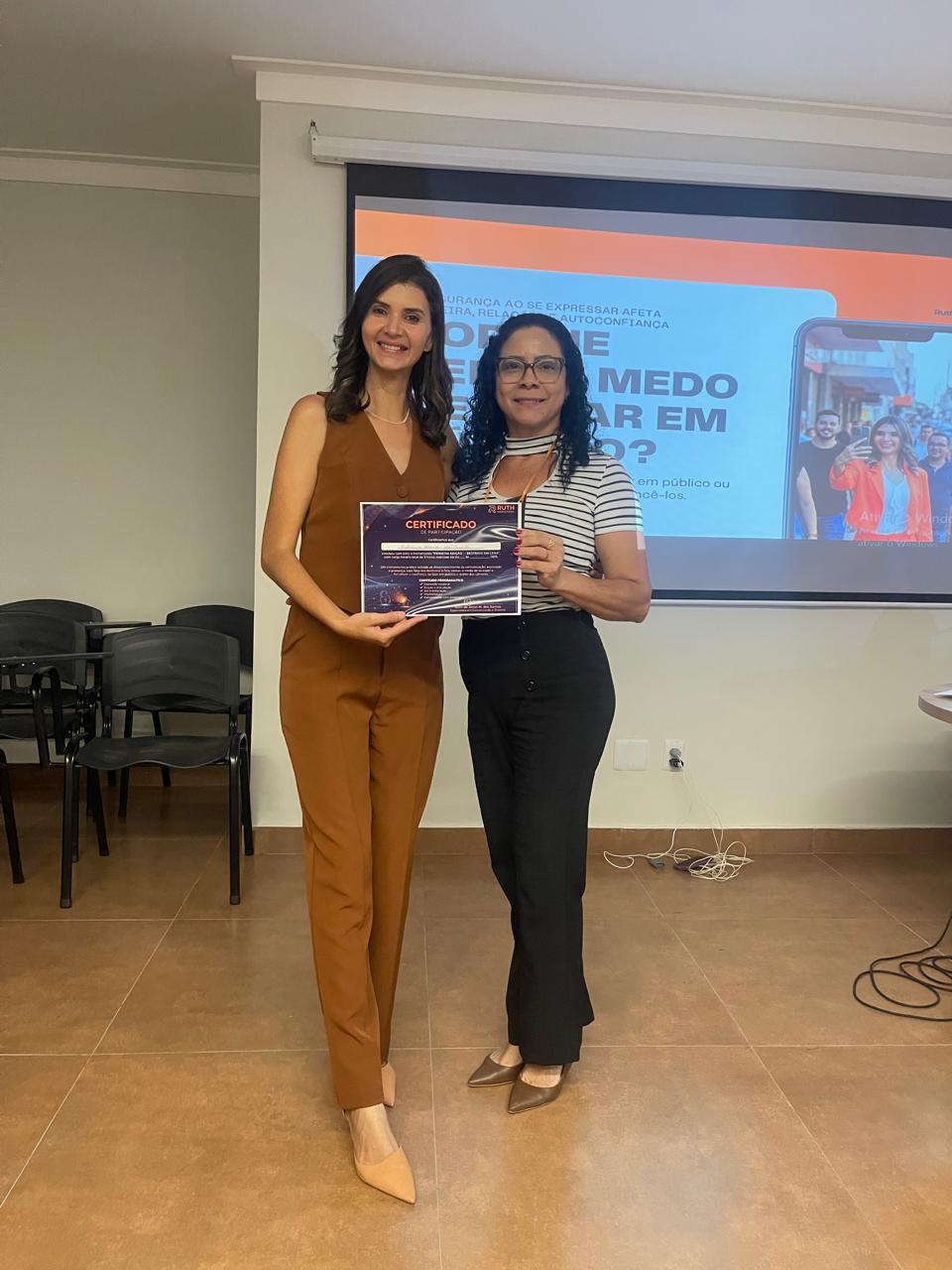 Ruth Marketeira com aluna da 1ª edição segurando o certificado