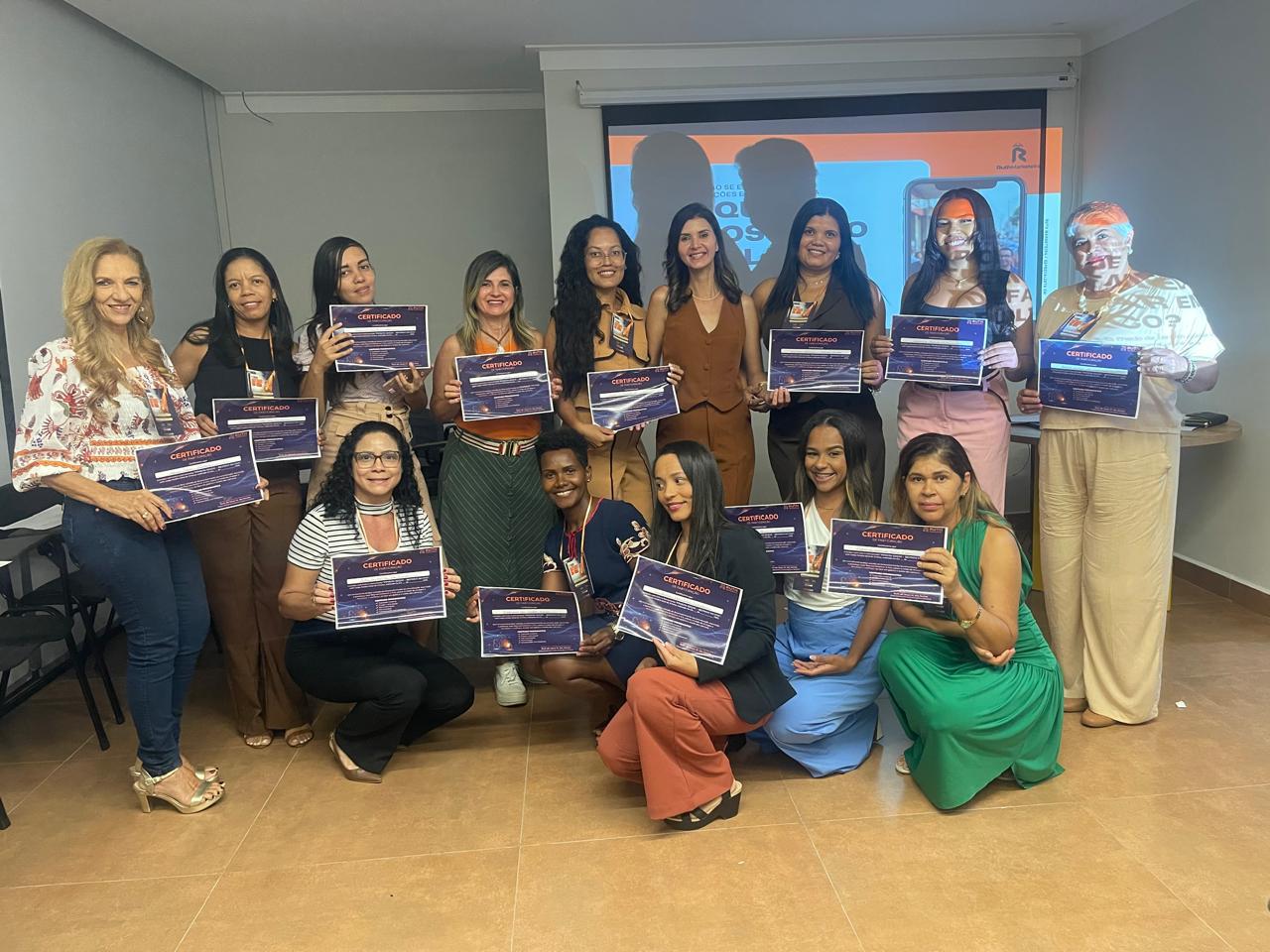 Turma da 1ª edição do Destrave em Cena com Ruth Marketeira e os certificados